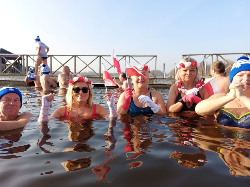 Święto Niepodległości 2021. Morsy Yeti Leszno uczciły święto kąpielą w zimnej wodzie