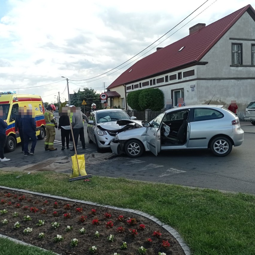 Czołowe zderzenie dwóch pojazdów w Łubnicy. Jedna osoba poszkodowana