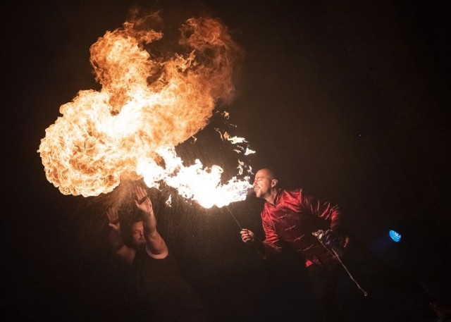 Nowy Rok Chiński to najważniejsze święto w kulturze chińskiej. W tym roku obchodzić będziemy Rok Szczura. Z tej okazji na dziedzińcu Ratusza Staromiejskiego w Toruniu odbył się pokaz tańca ognia. Zobaczcie naszą fotorelację z tego wydarzenia.