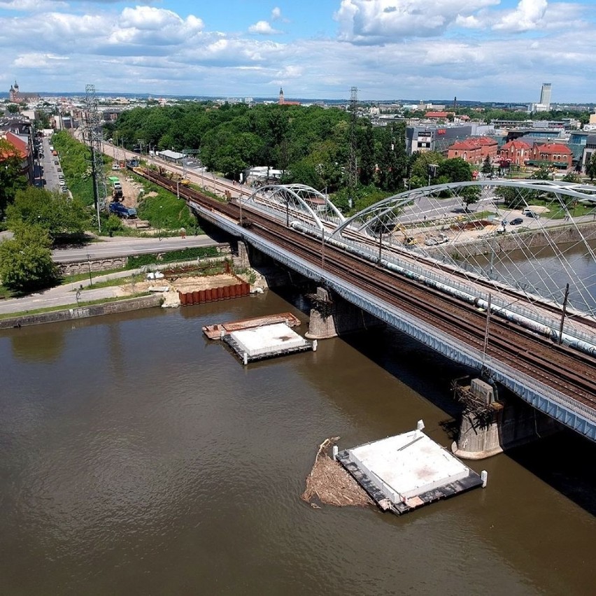 Kraków. Ruszyła rozbiórka mostu kolejowego nad Wisłą. Zniknął już jeden tor [ZDJĘCIA]