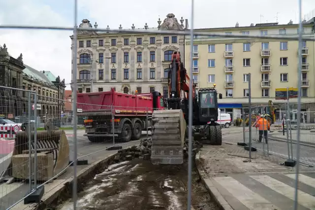 Ekipy MPK są gotowe do intensywnych remontów torowo-sieciowych, które zaplanowano w tym roku. Na ten cel w budżecie miasta zarezerwowano 20,5 mln zł. Najważniejszą kwestią było skoordynowanie tych robót z trwającymi już inwestycjami – budową trasy tramwajowej na Naramowice, przebudową ronda Rataje, remontem na Wierzbięcicach, kolejnym etapem Programu Centrum. – Plan remontów został tak przygotowany, aby prace były jak najmniej uciążliwe dla mieszkańców i pasażerów – zapewnia Mariusz Wiśniewski, zastępca prezydenta Poznania. Kiedy rozpoczną się roboty? Z jakimi utrudnieniami muszą liczyć się kierowcy i pasażerowie poznańskiej komunikacji? Przejdź dalej i sprawdź --->