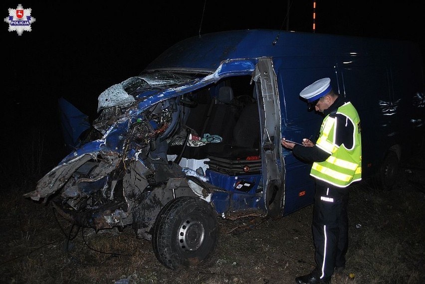 Łuków. Uderzyła mercedesem w wagon pociągu towarowego