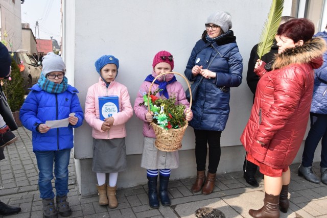 Kwestę w Niedzielę Palmową na rzecz Fundacji Salus Homini w Nakle i osób chorych onkologicznie prowadzono co roku przy świątyniach w całym powiecie nakielskiem, w tym  m.in. przy kościele w Mroczy (na zdjęciu).