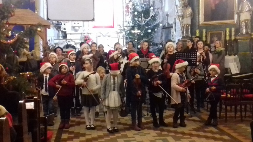 Koncert uczniów szkoły muzycznej w Zduńskiej Woli oraz rodziców w zabytkowym kościele w Marzeninie (ZDJĘCIA)