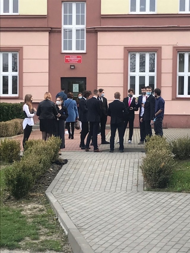 Na chwilę przed egzaminem uczniowie II Liceum Ogólnokształcącego imienia Tadeusza Kościuszki w Sandomierzu.