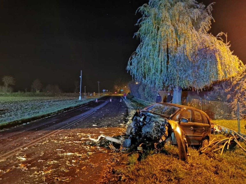 Wypadek w Dąbrowie. Strażacy udzielili pierwszej pomocy...