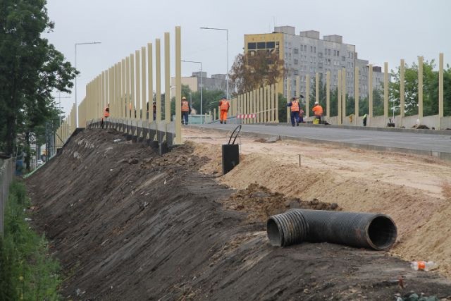 Na słupach zamontowanych przy moście herbskim w Kielcach drogowcy zainstalują ekrany akustyczne chroniące mieszkańców przed hałasem z drogi.