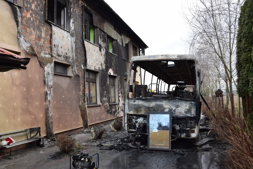 Pożar szkoły w Ilkowicach. Najpierw spłonął autokar, potem ogień objął sąsiedni budynek [GALERIA ZDJĘĆ]