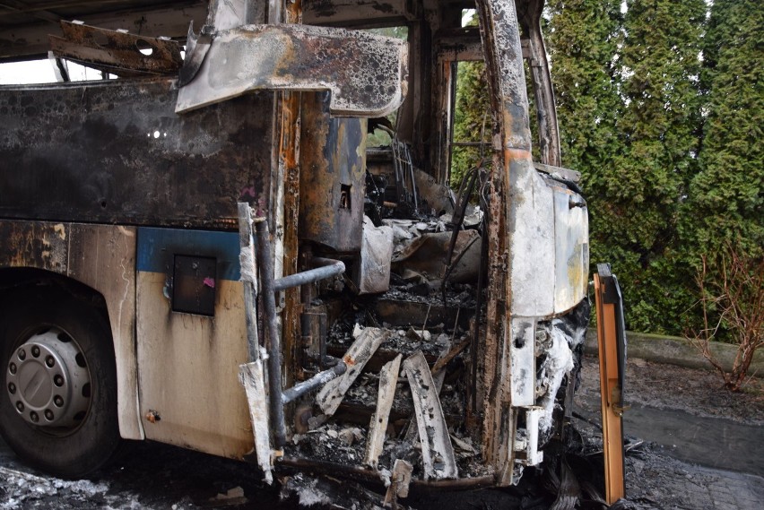 Pożar szkoły w Ilkowicach. Najpierw spłonął autokar, potem ogień objął sąsiedni budynek [GALERIA ZDJĘĆ]