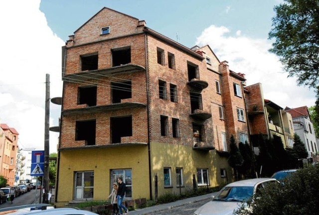 W wielu puntach Krakowa spotkać można niedokończone, szpecące okolice budynki. Tzw. szkieletory są jednym z problemów Krakowa.