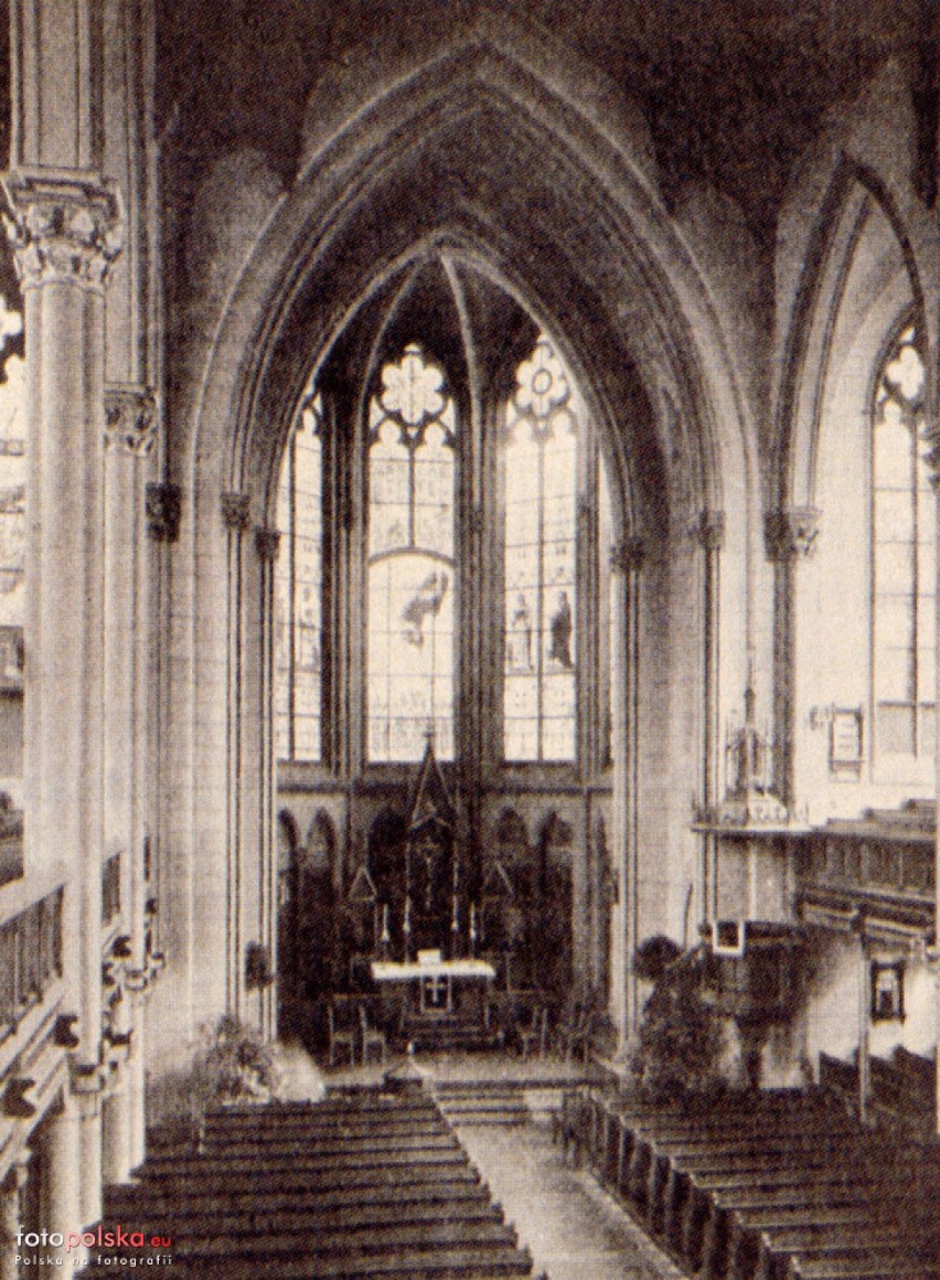 Lata 1920-1924 , Wnętrze dawnego kościoła Zbawiciela.