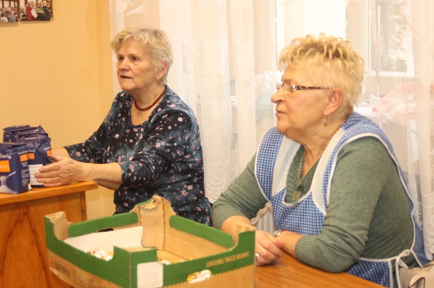 Zdunowscy seniorzy przygotowywali paczki dla chorych [ZDJĘCIA]