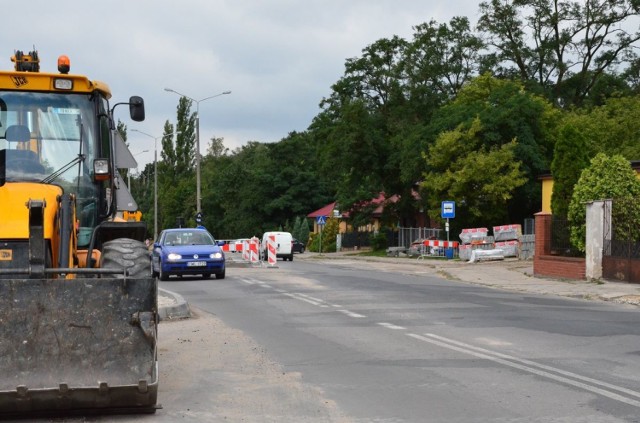 Od początku czerwca tego roku trwa remont ul. Grodzkiej. Roboty jest dużo, bo oprócz remontu jezdni i chodników wybudowana będzie ścieżka rowerowa, układane są instalacje wodociągowo-kanalizacyjne, przebudowane zostaną linie energetyczne i oświetleniowe. Roboty prowadzone są etapami, a w jednym miejscu ruch odbywa się wahadłowo. 


INFO Z POLSKI 17.08.2017 - przegląd najciekawszych informacji ostatnich dni w kraju

