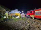 Nocny pożar w Mieszałkach w gminie Grzmiącej [zdjęcia]