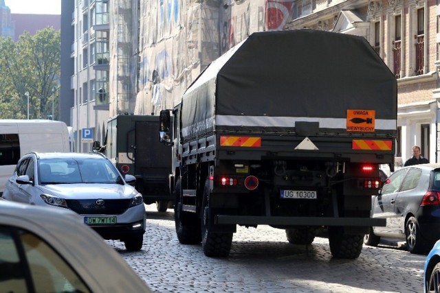 Trwa ewakuacja uczniów, nauczycieli i pobliskich mieszkańców. Na miejscu działają służby