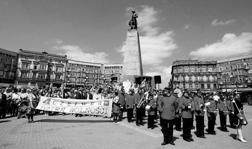 Łodzianie i politycy (głównie PO) przemaszerowali ul....