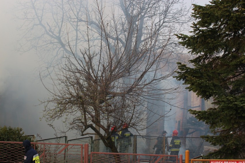 Strażacy przed ogniem musieli ratować pobliskie budynki...