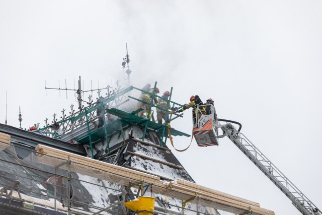 Dzisiaj 23 grudnia zauważono pożar na dachu bielskiego Ratusza.