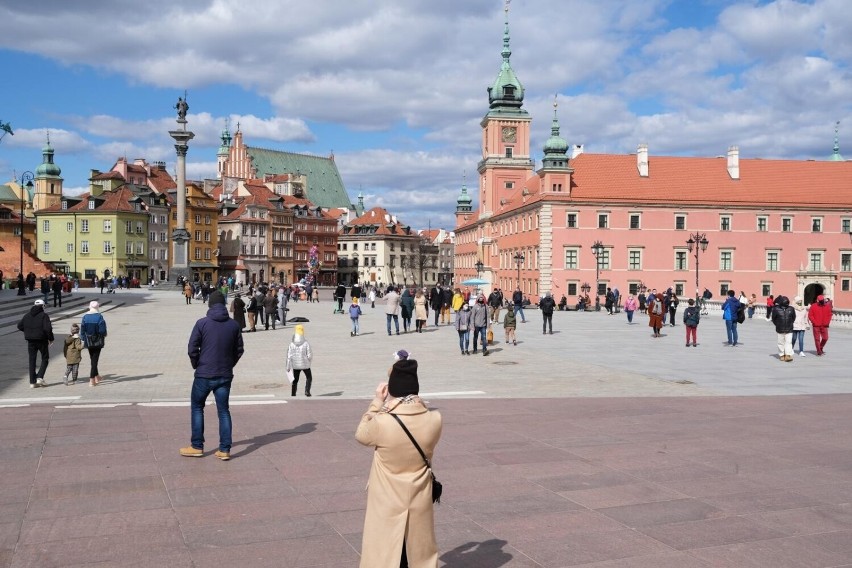 6 uczniów, którzy zwyciężą w konkursie prac nt. Marii...