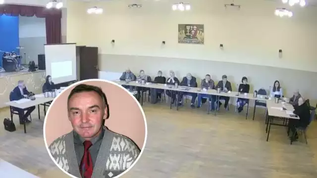 Sesja rady gminy w Kamienniku. W kółku wójt Kazimierz Cebrat.