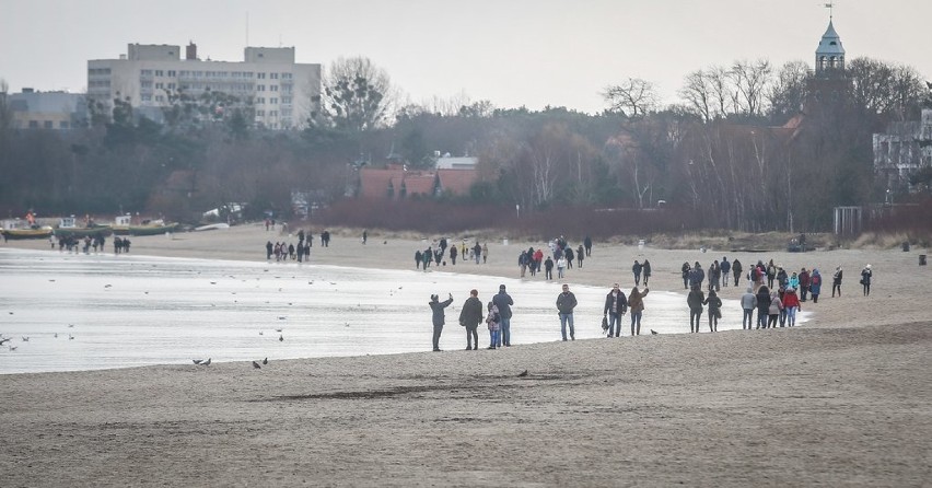 Tłumy spacerowiczów w Sopocie, 7 stycznia 2018 r.