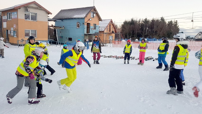 W gminie Walim uczą dzieci jazdy na nartach