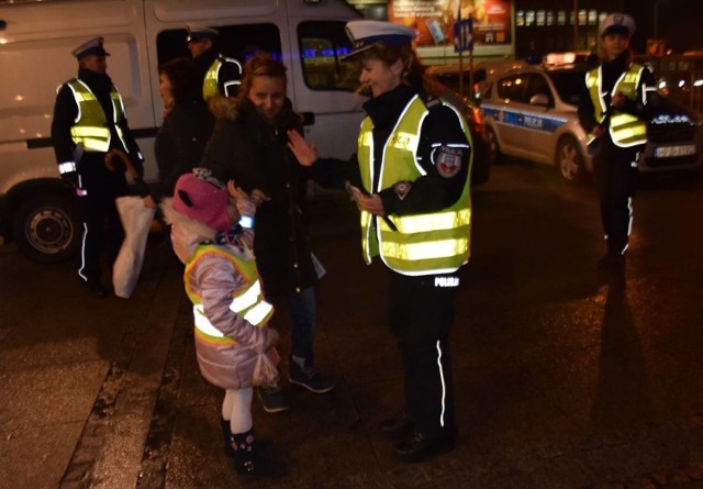 W Kielcach policjanci wręczali odblaski i mówili o zasadach bezpieczeństwa na drodze. Na zdjęciu Anna Zielińska - Brudek.