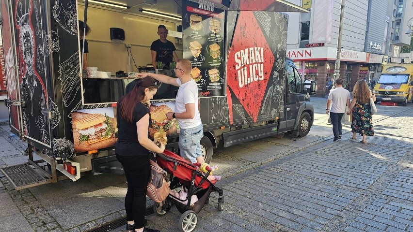 Food trucki opanowały ulicę Sienkiewicza w Kielcach. Zobacz na zdjęciach, co pysznego można zjeść