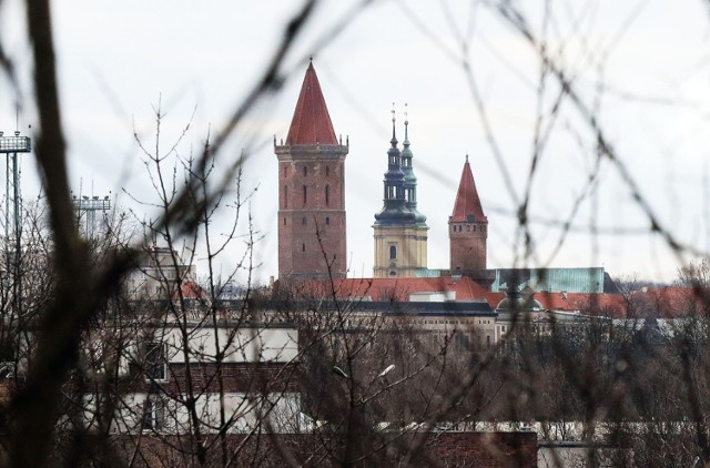 Tak wygląda Legnica widziana z wiaduktu nad Kaczawą.