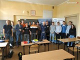 Z młodymi kierowcami spotkali się w Pszczynie przedstawiciele policji, Automobilklubu Ziemi Tyskiej i instruktor doskonalenia techniki jazdy