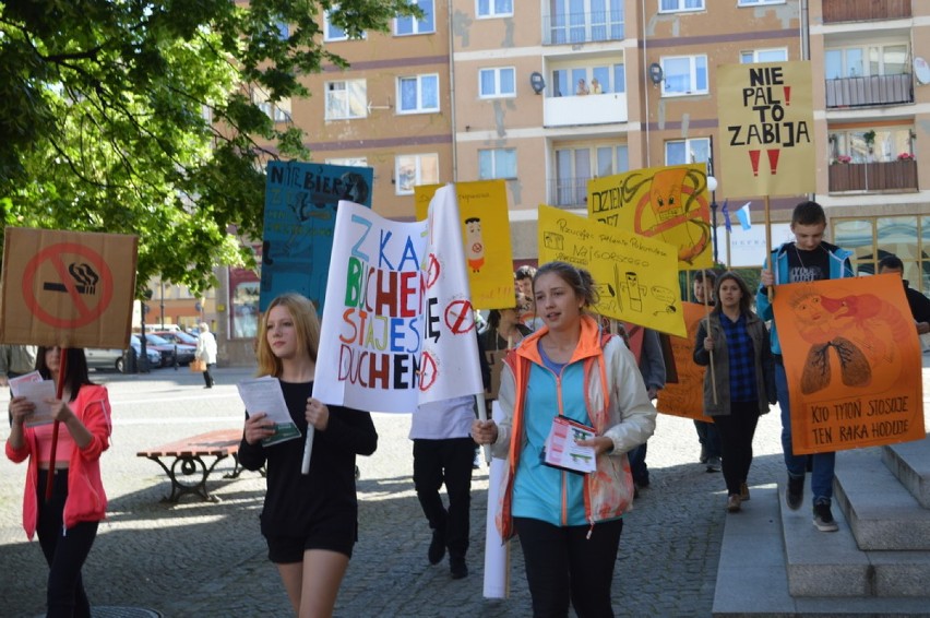 Legnica: Gimnazjaliści z legnickiego zamku protestowali przeciw paleniu tytoniu (ZDJĘCIA)