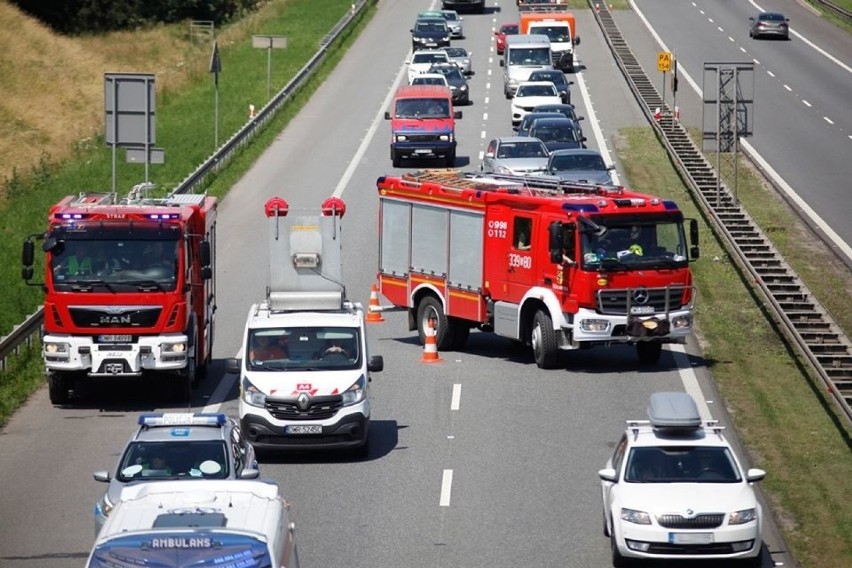 Wypadek na autostradzie A4. Toyota wbiła się w samochód dostawczy [ZDJĘCIA]