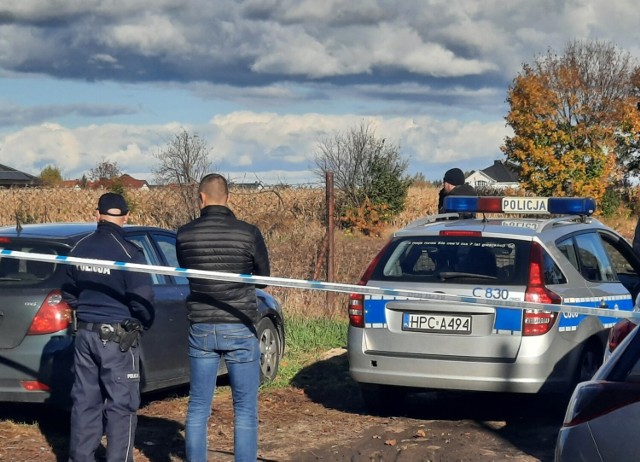 Zwłoki dziewczyny znaleziono przy ulicy Długiej w Inowrocławiu. Na miejscu są policjanci i prokurator