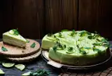 Wyśmienity sernik pistacjowy na deser. Poznaj obłędny przepis na deser rozpływający się w ustach. To ciasto zniknie do ostatniego okruszka