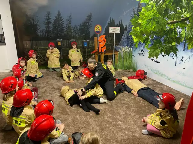 „Ognik” to interaktywna sala edukacyjna, w której funkcjonariusze Komendy Powiatowej Państwowej Straży Pożarnej w Pleszewie przekazują dzieciom wiedzę oraz informacje dotyczące bezpieczeństwa