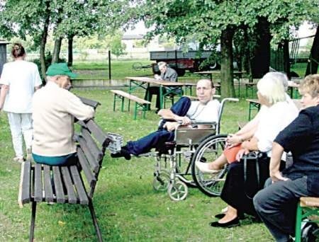 Niepełnosprawni umysłowo i ich bliscy spotkali się w parku przy DPS-ie.
