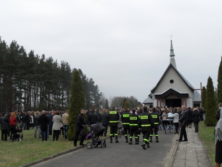 Rusinowice: Pogrzeb ks. Damiana Kominka [ZDJĘCIA]. Duszpasterza żegnały tłumy wiernych