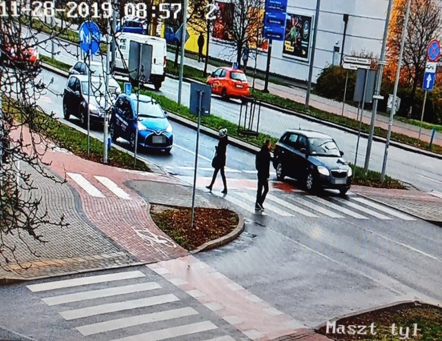 Policjanci z bydgoskiej "drogówki" obserwowali dziś ruch pojazdów na ulicy Ogińskiego w Bydgoszczy. Do działań wykorzystali Mobilne Centrum Monitoringu. Policyjne kamery namierzały kierowców, którzy nie stosowali się do przepisów drogowych.

Policyjne kamery z pewnej odległości obserwowały kierujących, którzy:
* wyprzedzali na przejściu dla pieszych i bezpośrednio przed nim,
* omijali pojazd, który jechał w tym samym kierunku, lecz zatrzymał się w celu ustąpienia pierwszeństwa pieszemu,
* nie ustąpili pierwszeństwa pieszemu znajdującemu się na przejściu dla pieszych

- Obsługa monitoringu, która namierzyła takiego kierowcę, informowała znajdujący się kilkadziesiąt metrów dalej patrol "drogówki". Mundurowi zatrzymywali niezdyscyplinowanego kierowcę i rozliczali za popełnione wykroczenie - relacjonuje podkom. Lidia Kowalska z bydgoskiej policji.

W trakcie działań policjanci ujawnili ośmiu kierowców, którzy złamali przepisy ruchu drogowego. Aż sześciu kierowców popełniło pierwsze z wymienionych wyżej wykroczeń. Policjanci ukarali mandatem karnym siedmiu kierujących, a w związku z wykroczeniem związanym ze stworzeniem zagrożenia poprzez nieustąpienie pierwszeństwa pieszemu znajdującemu się na przejściu dla pieszych skierowany zostanie wniosek o ukaranie do sądu. Ponadto kierowcy zostało zatrzymane prawo jazdy.