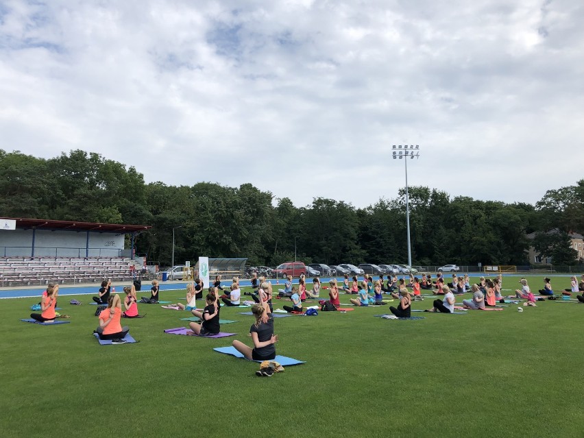 Joga na trawie na Stadionie Miejskim w Kościanie FOTO