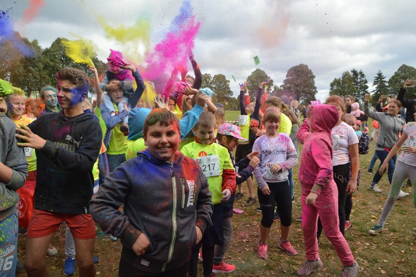 Festiwal kolorów w Białym Borze. Nad stadionem powstała tęcza (FOTO)