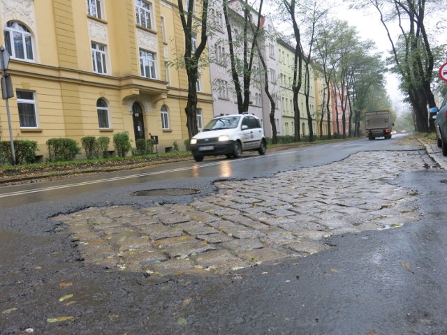 Remonty ulic w Jeleniej Górze. Likwidują i przywracają bruk na drogach