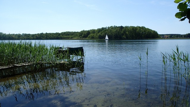 Okolice jeziora Niesłysz to nie tylko idealne miejsce wypoczynku miłośników żeglarstwa i plażowania. Z pewnością znajdą tu coś dla siebie także miłośnicy rowerów i pieszych wędrówek. Szlak dookoła jeziora prowadzi przez dzikie plaże i zakamarki.  Po drodze mamy okazję podziwiać wyspę, a za przesmykiem półwysep. Warto przypomnieć, że na wzgórzu półwyspu jest jedno z najlepiej zachowanych grodzisk wczesnośredniowiecznych (kilka lat temu archeolodzy odkryli także grodzisko na pobliskiej wyspie i most, który łączył je z lądem). Jest co podziwiać, o czym świadczą zdjęcia naszych Czytelników!