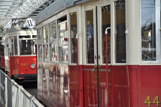 Na Dniach Transportu Publicznego w Warszawie można było obejrzeć kolekcję zabytkowych tramwaj&oacute;w. fot. Piotr Barejka