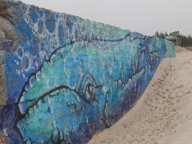 Błękitny wieloryb na lądowej części usteckiego falochronu
