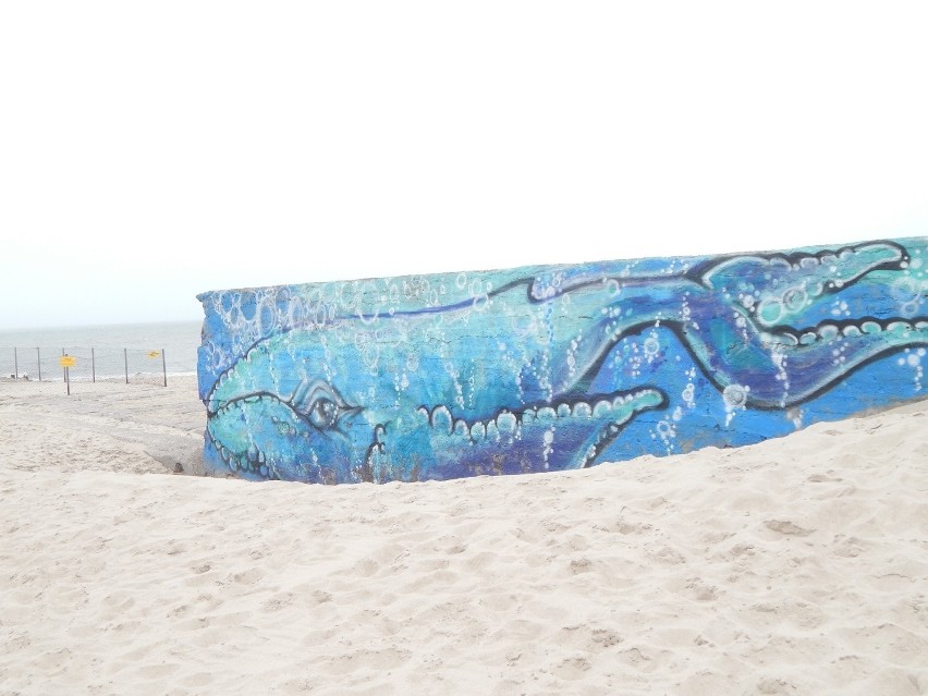 Błękitny wieloryb na lądowej części usteckiego falochronu