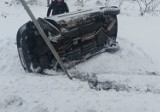 Rajdy pijanych kierowców po drogach w Kętach, Osieku i Broszkowicach. Jazdę skończyli w przydrożnych rowach. Zdjęcia