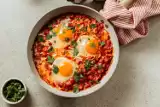 Wyjątkowe jajka sadzone po hiszpańsku na śniadanie. Zrobisz je z przecierem z pomidorów. Zanurz chleb w żółtku i rozkoszuj się posiłkiem