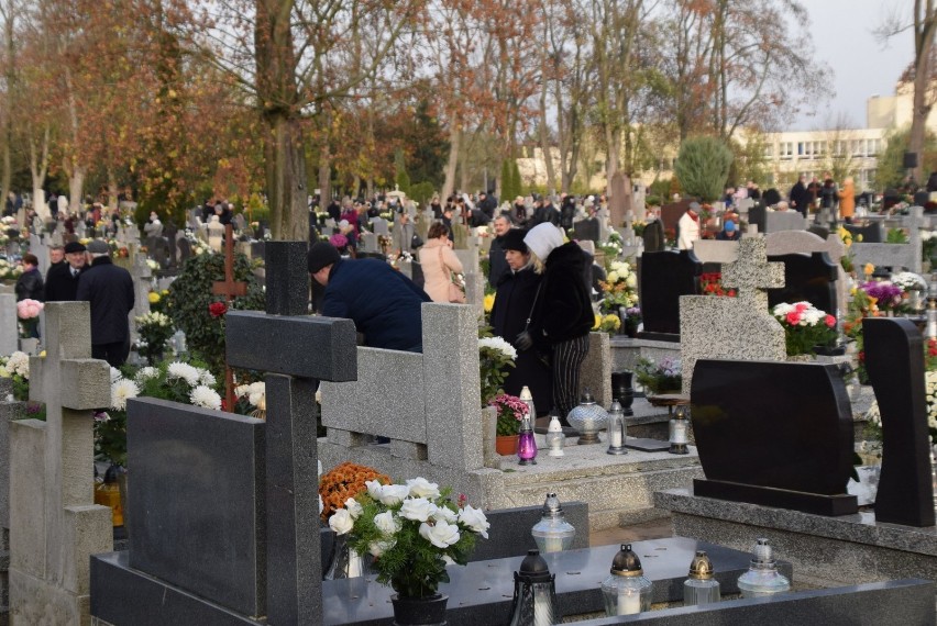 Wszystkich Świętych: Gnieźnianie odwiedzili groby swoich bliskich [FOTO]