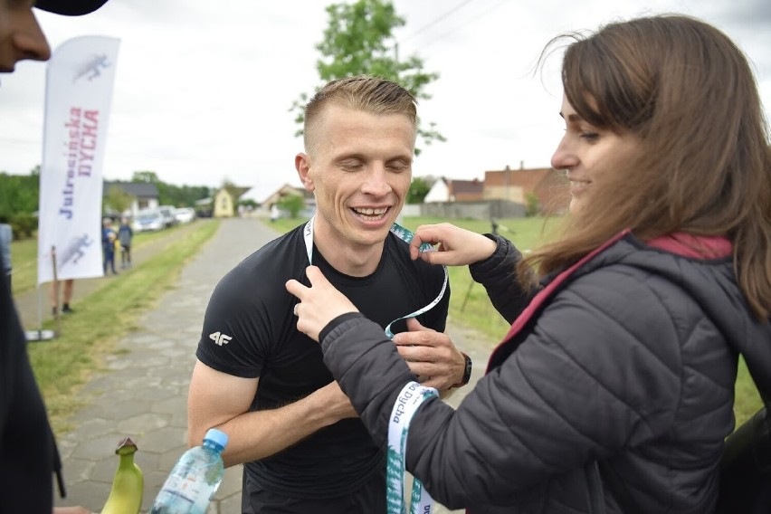 "Leśna Dycha" w Janowie (2021). Pobiegli nie tylko dla siebie. Zbierali pieniądze dla Alanka i Helenki [ZDJĘCIA]