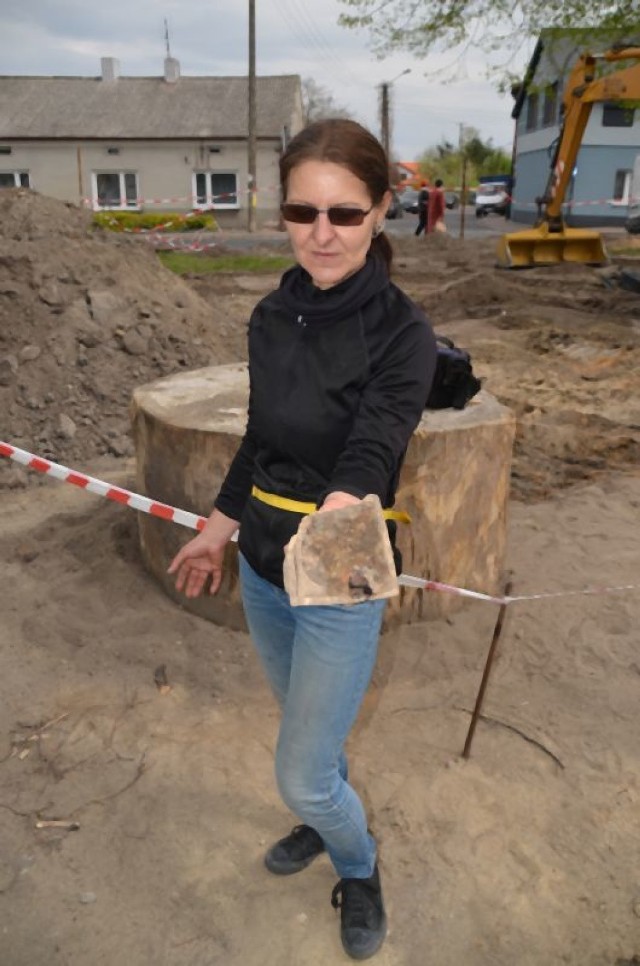 Ludzkie szczątki i stare naczynia ceramiczne znaleziono na placu budowy w Uniejowie